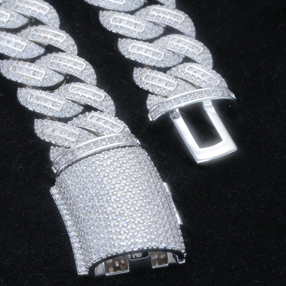 17MM WHITEGOLD CURVED CLASP BAGUETTE CUBAN CHAIN
