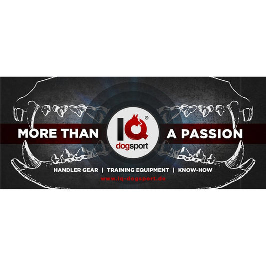 Banner mit IQ Dogsport Logo und Slogan "More than a Passion". Hintergrund Hundezähne