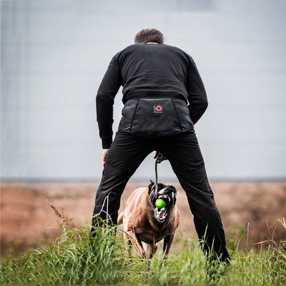 Hundeführer im Training mit Multifunktionsgürtel – schneller Zugriff auf Futterbeutel und Spielzeug für Belohnung beim Hundetraining