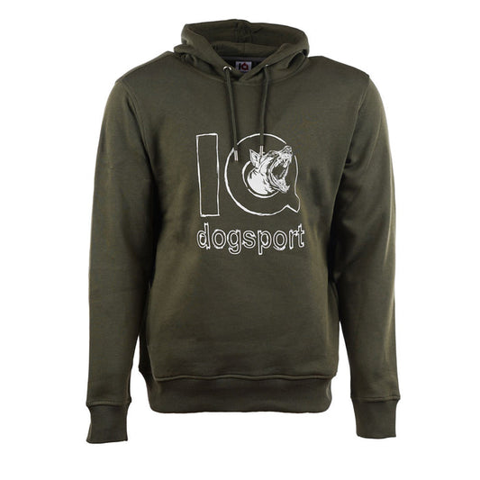 Hundeführer in funktionalem Trainings-Hoodie belohnt Hund in der Unterordnung