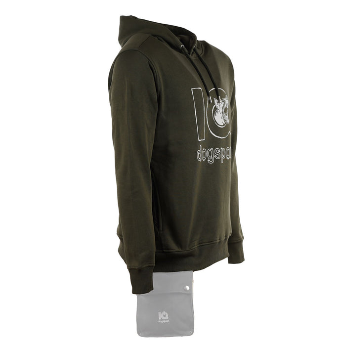 Hundeführer in funktionalem Trainings-Hoodie belohnt Hund in der Unterordnung