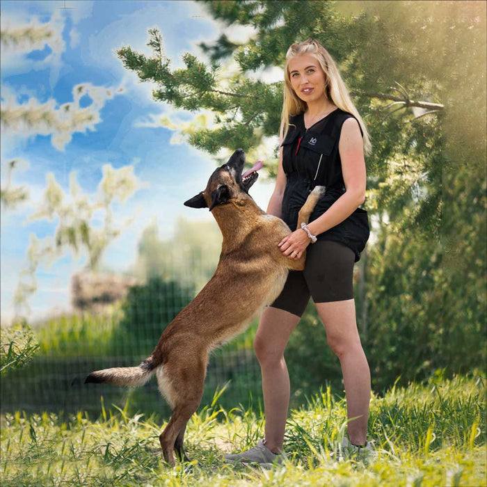 Hundeführerin mit IQ Sommerweste und Malinois im Training