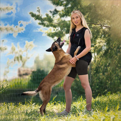 Hundeführerin mit IQ Sommerweste und Malinois im Training