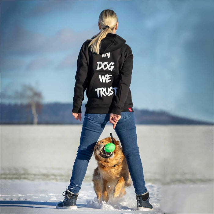 Hundeführer in In Dog We Trust Hundesport-Bekleidung mit Working Dog
