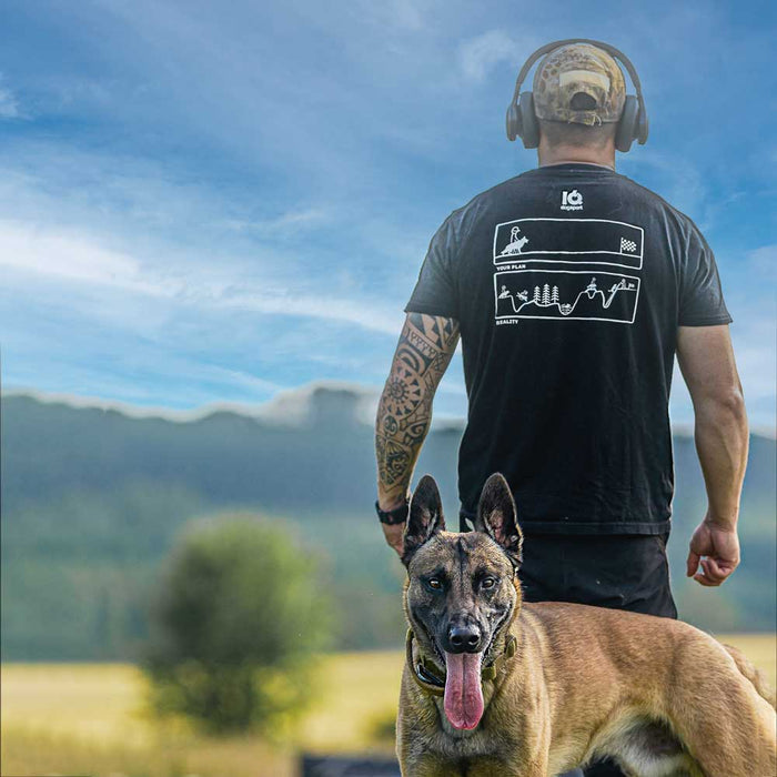 Hundeführer im Train Hard Fight Easy Hundesport-T-Shirt im Freien