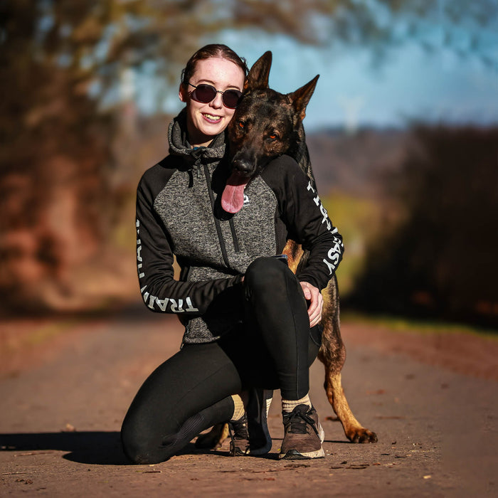Frau mit Schäferhund mit leichter Jacke für Hundesport und Aktivitäten mit Hund - Futtertasche, Rückentasche und Loops dabei