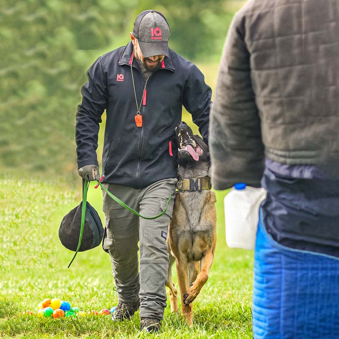 Mann mit Malinois trägt Hundesport Jacke bei Mondioring Training