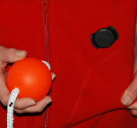 Magneten an Jacke befestigt und Magnetball